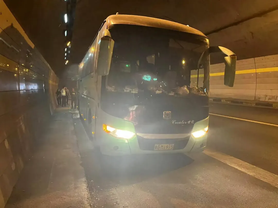 大巴車故障困高速，漢中交警救助暖人心！