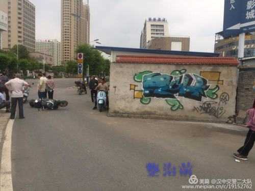 自建活動(dòng)板房修上了非機(jī)動(dòng)車道，漢中交警：拆！