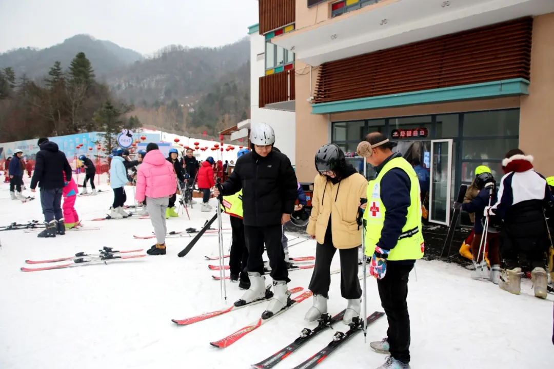 滑雪、戲雪、賞民俗！留壩景區(qū)“上才藝”