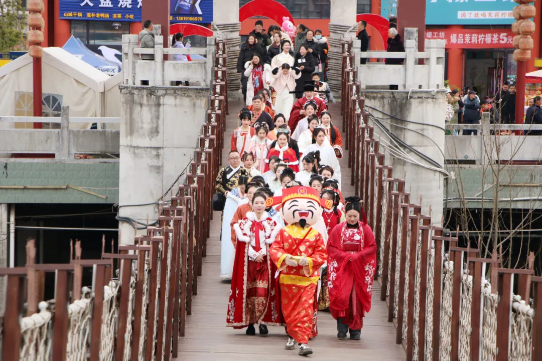 我們的節(jié)日·歡樂中國年丨西鄉(xiāng)：漢服巡游！太！驚！艷！