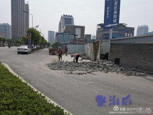 自建活動(dòng)板房修上了非機(jī)動(dòng)車道，漢中交警：拆！