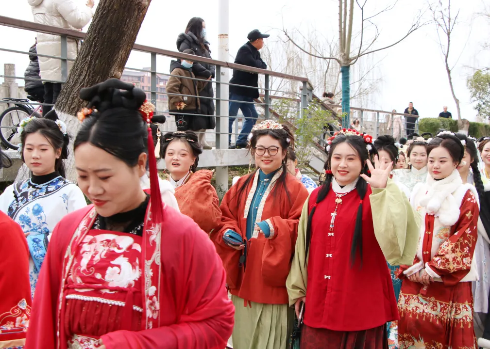 我們的節(jié)日·歡樂中國年丨西鄉(xiāng)：漢服巡游！太！驚！艷！