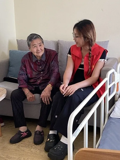 華中農(nóng)業(yè)大學(xué)學(xué)生實(shí)踐團(tuán)走進(jìn)褒國康樂園，讓青春持續(xù)溫暖“夕陽紅”