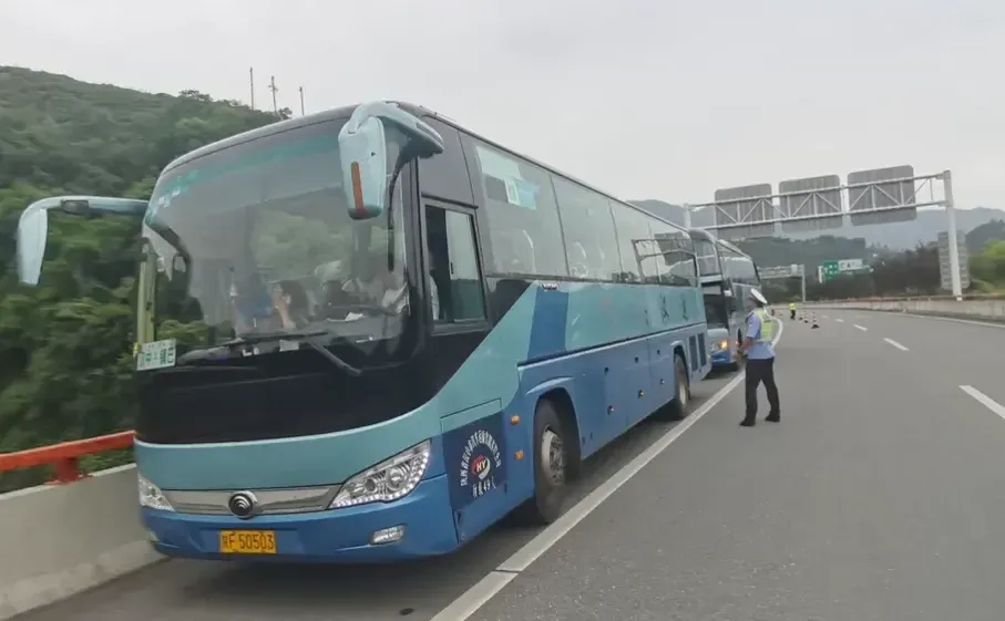 大巴故障46名學(xué)生被困高速，漢中交警迅速救援保平安