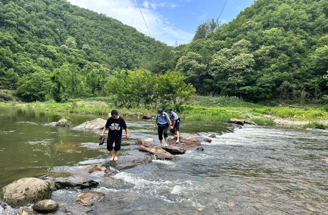 小伙任性離家出走，漢中民警深山尋回
