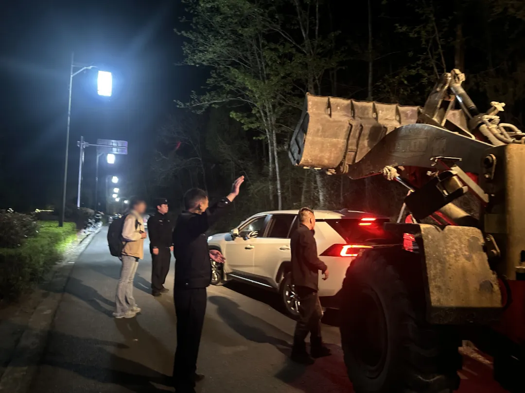 游客車陷水溝，漢中警民合力助脫困