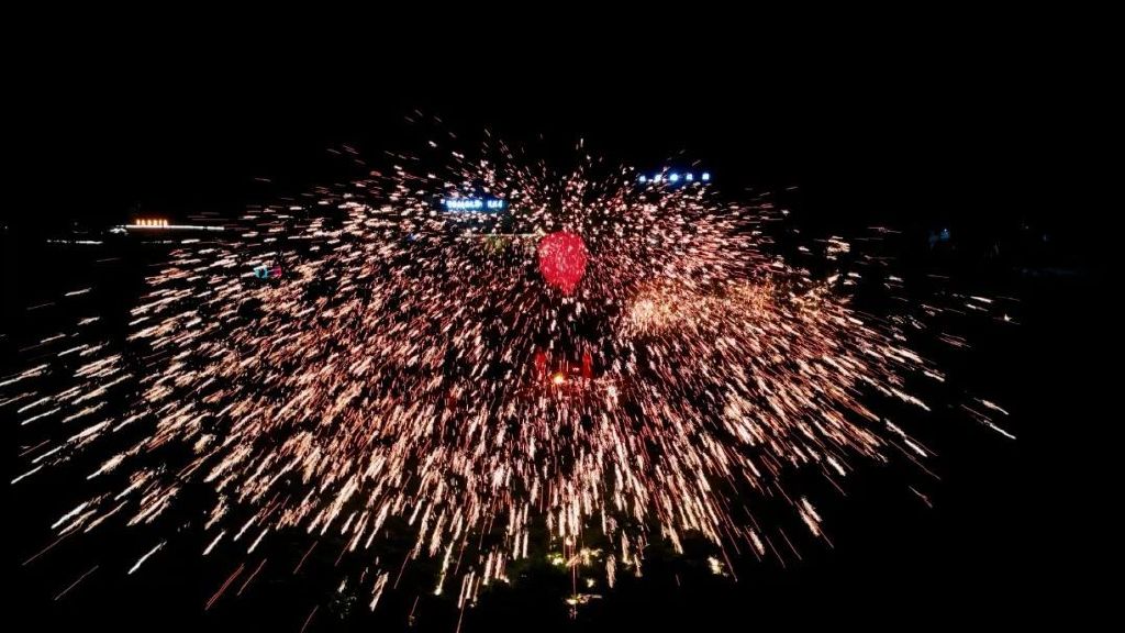 被佛坪王家灣圈粉了！鑼鼓迎賓、非遺打鐵花… 這儀式感直接拉滿！