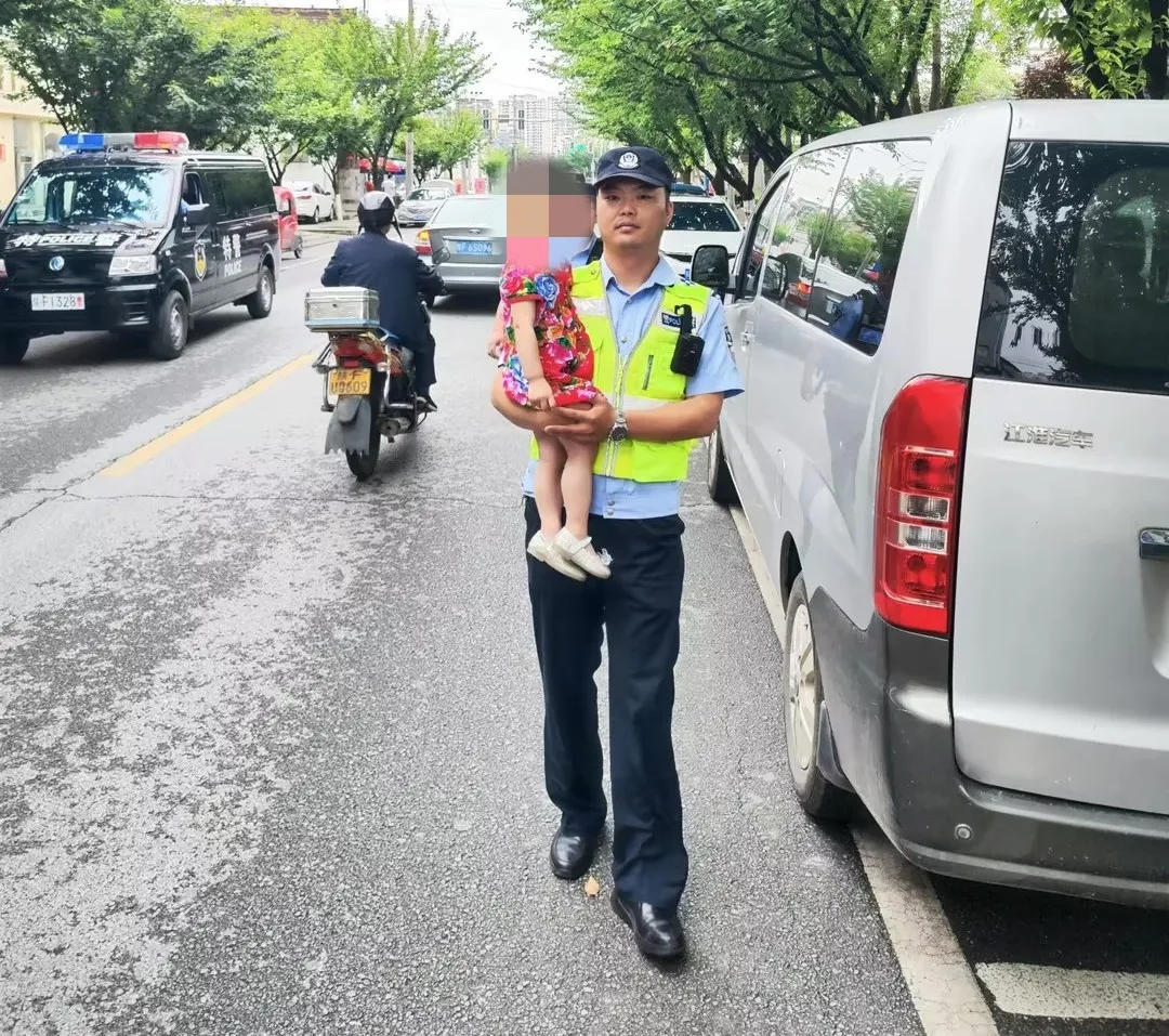 兩歲萌娃溜出家，民警化身奶爸找到家