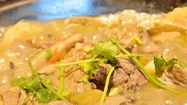 跟著非遺美食游南鄭：酸辣鮮香、肉嫩湯美的泡姜雞。