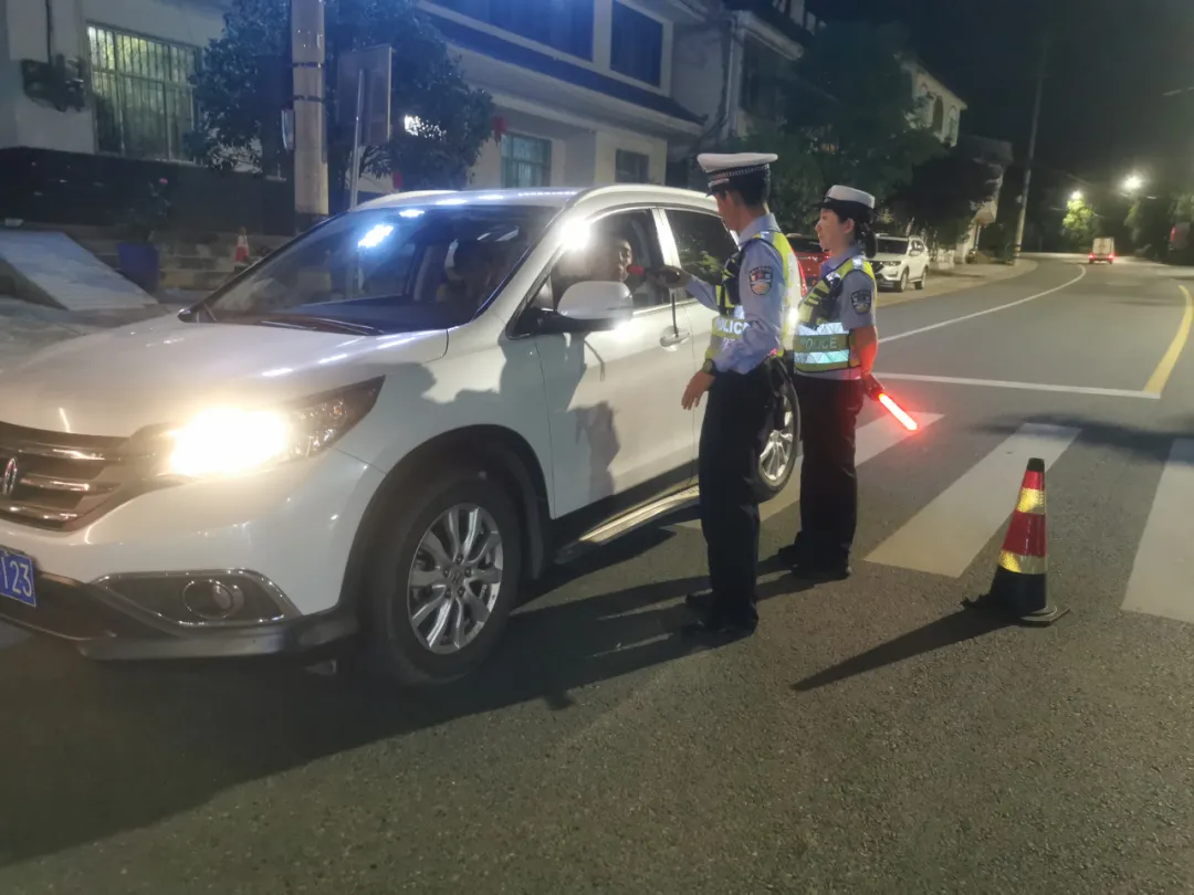 留壩縣公安局“五強(qiáng)化”扎實(shí)開展夏夜治安巡查宣防集中統(tǒng)一行動(dòng)