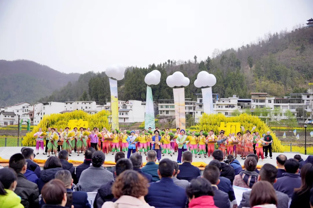 2025年全國春季“村晚”示范展示暨陜南民歌實(shí)景劇《風(fēng)起巴山》首演圓滿落幕！