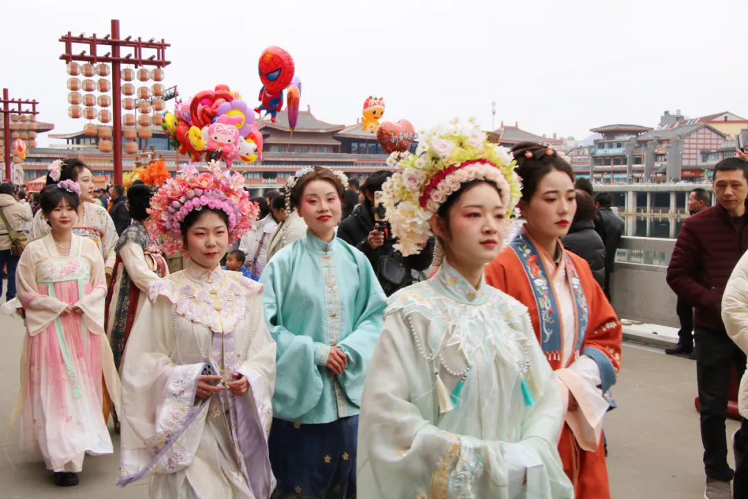 我們的節(jié)日·歡樂中國年丨西鄉(xiāng)：漢服巡游！太！驚！艷！
