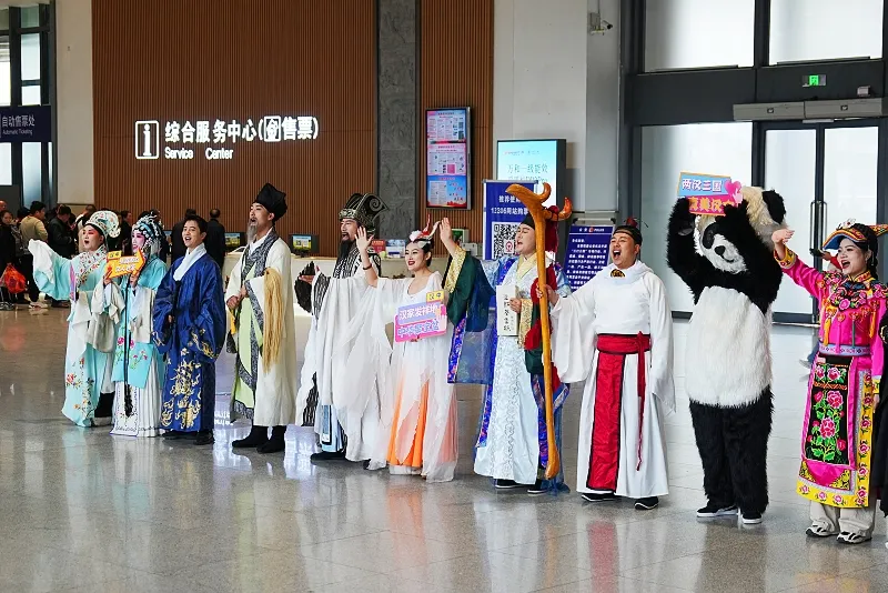 張騫、諸葛亮、“秦嶺四寶”齊現(xiàn)高鐵站，文化氛圍拉滿！