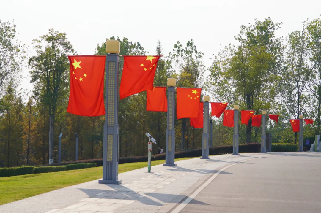 視覺漢臺(tái) | 國(guó)慶氛圍感拉滿！“中國(guó)紅”扮靚漢臺(tái)街頭