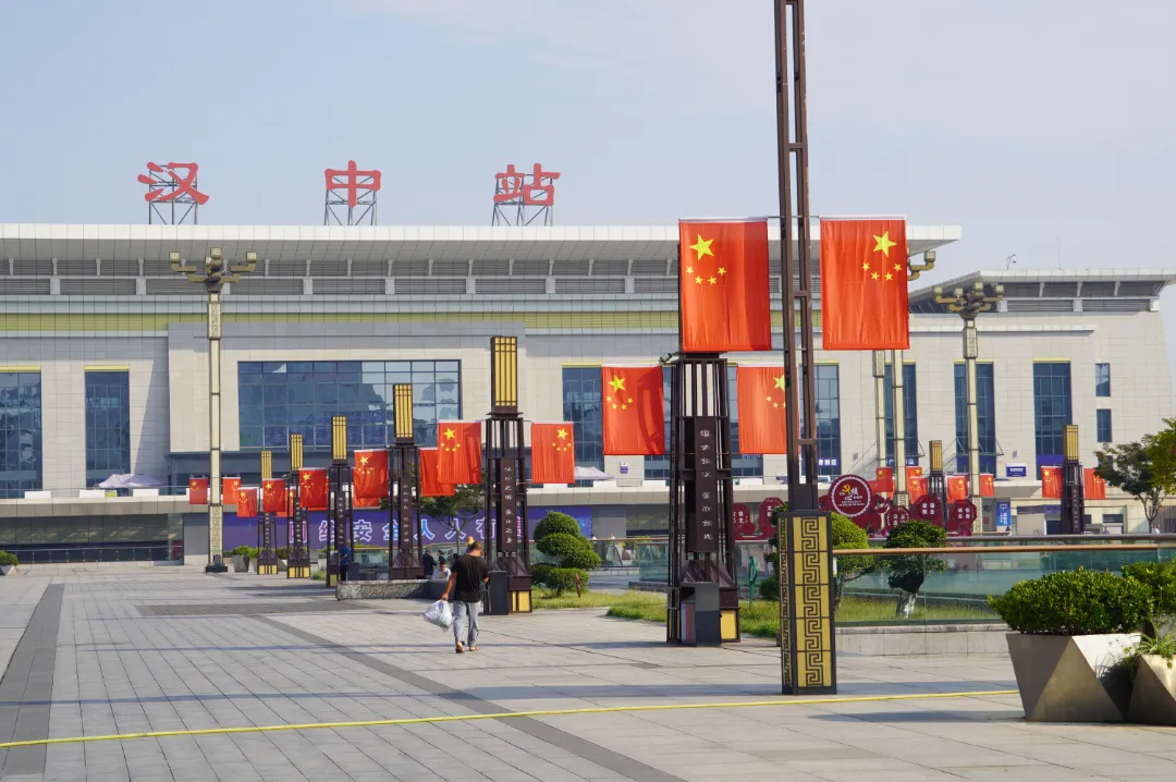 視覺漢臺(tái) | 國(guó)慶氛圍感拉滿！“中國(guó)紅”扮靚漢臺(tái)街頭