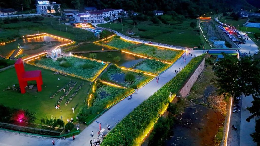 被佛坪王家灣圈粉了！鑼鼓迎賓、非遺打鐵花… 這儀式感直接拉滿！