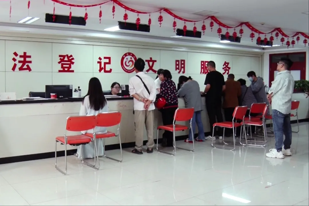 漢臺(tái)迎來(lái)首對(duì)婚姻登記全國(guó)通辦新人