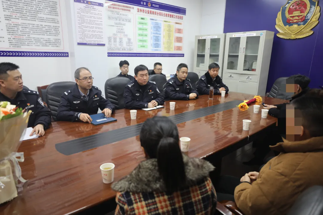一個(gè)擁抱，父母等了26年！南鄭公安助力家庭團(tuán)圓之夢