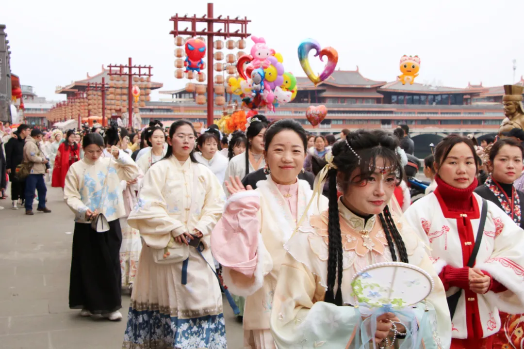 我們的節(jié)日·歡樂中國年丨西鄉(xiāng)：漢服巡游！太！驚！艷！