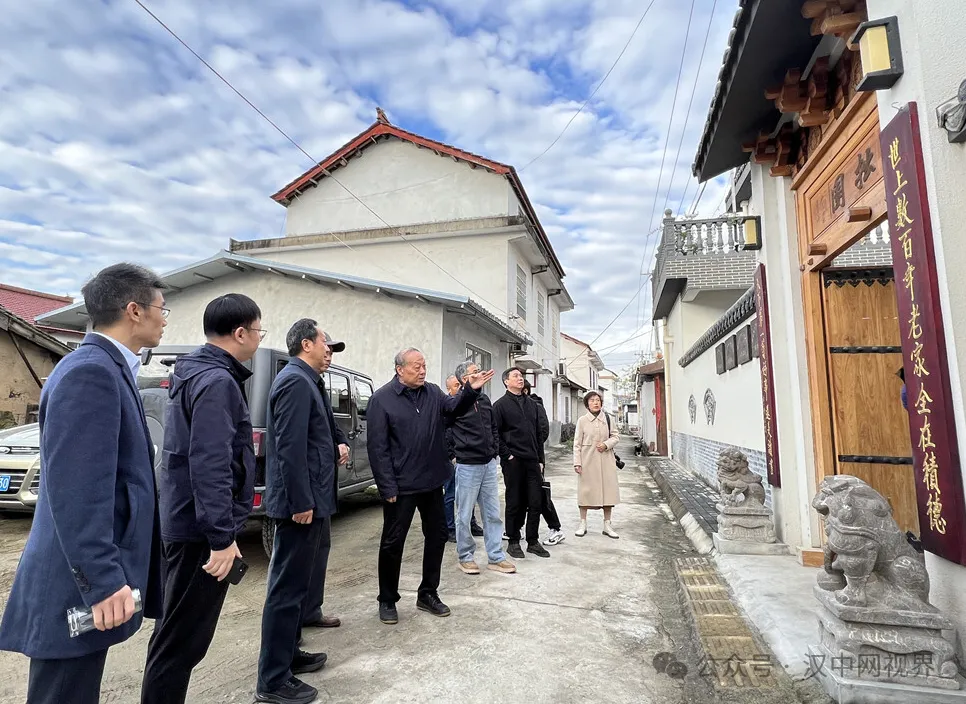 張紀(jì)平攝影新著發(fā)布座談會(huì)召開