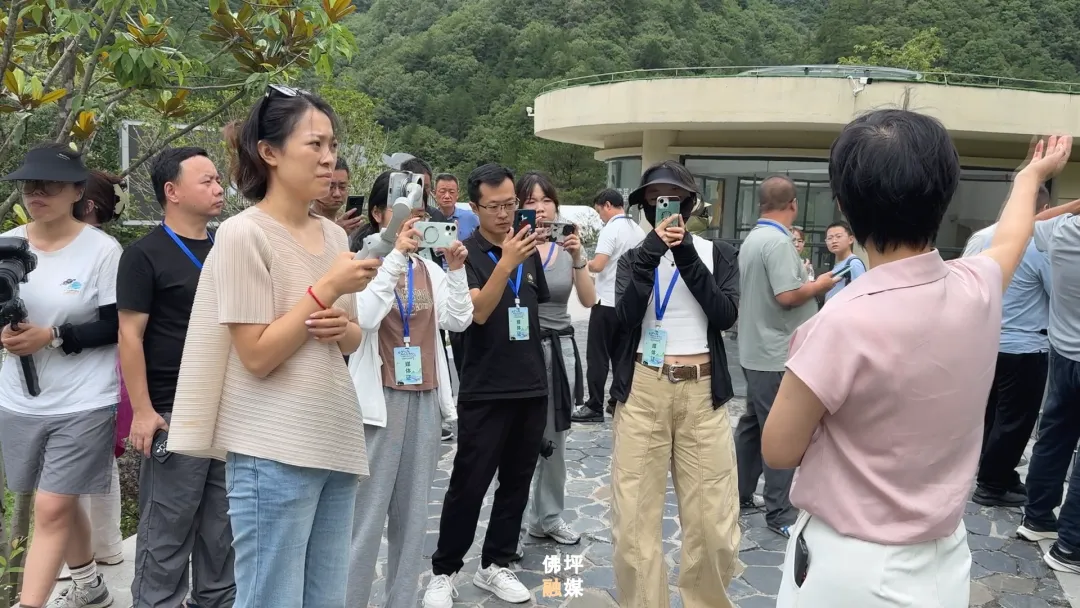 40家中省市網(wǎng)絡(luò)媒體和名人聚集佛坪，為什么→ 做什么→