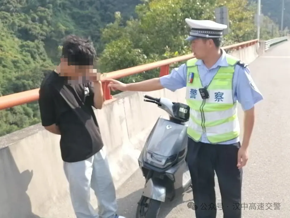 男子騎電動(dòng)車上高速，漢中高速交警及時(shí)攔截