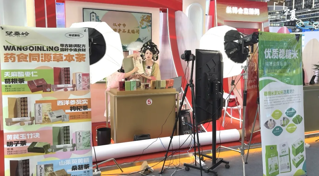 漢臺：非遺技藝+特色產(chǎn)品亮相絲博會實力“圈粉”