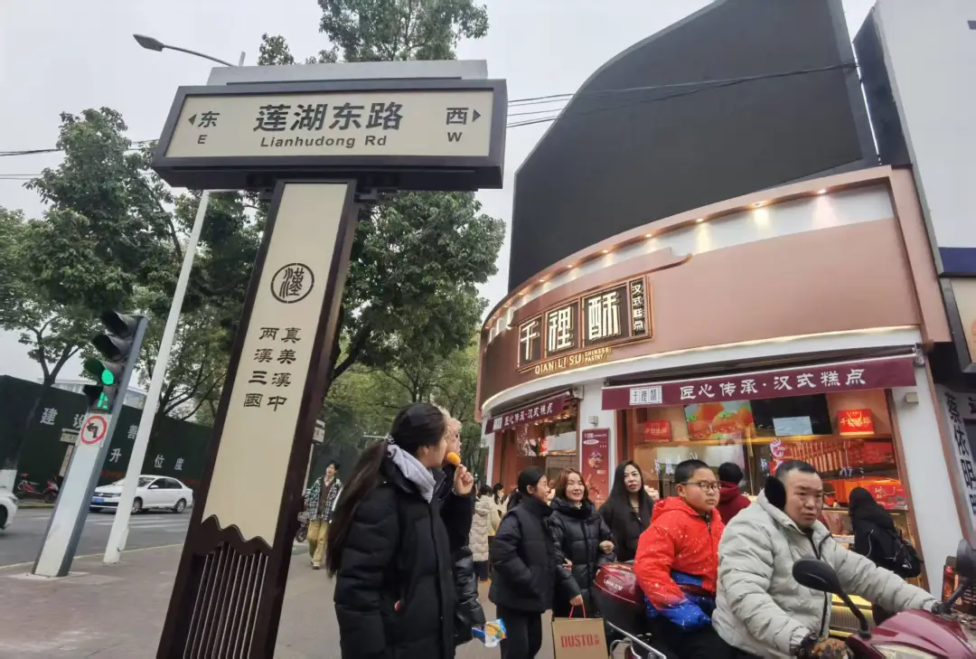 “上新活動(dòng)”進(jìn)行中！漢臺(tái)城市路名牌改頭換面