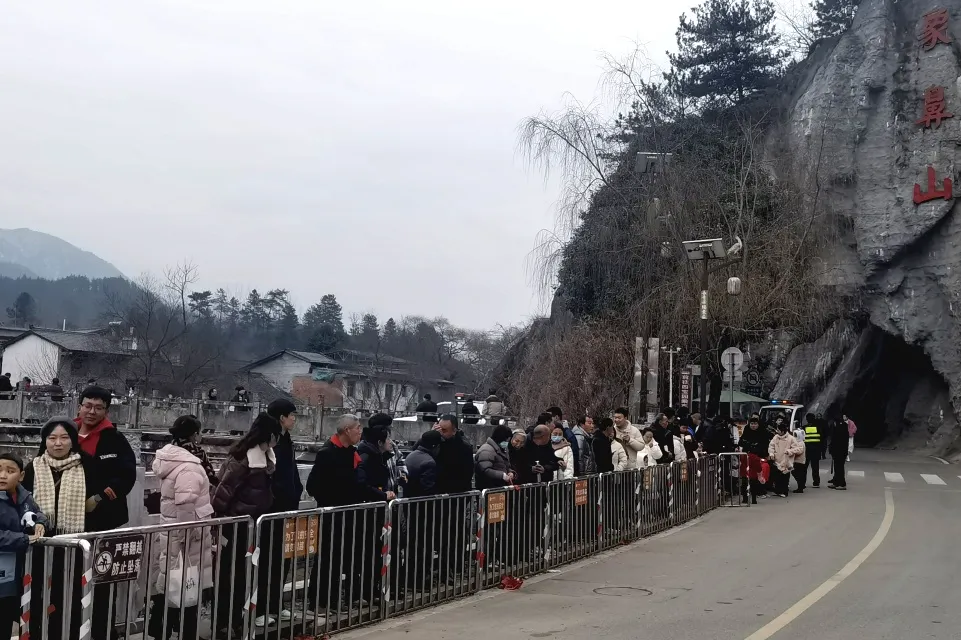 新年第一天，洋縣長青華陽景區(qū)迎來蛇年開門紅~