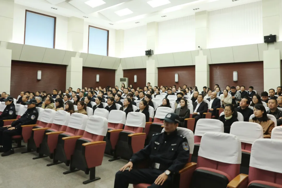 漢中一公職人員受賄公開受審，130余名干部職工到庭旁聽