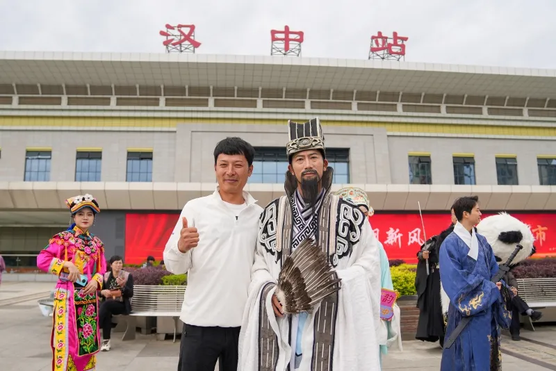 張騫、諸葛亮、“秦嶺四寶”齊現(xiàn)高鐵站，文化氛圍拉滿！