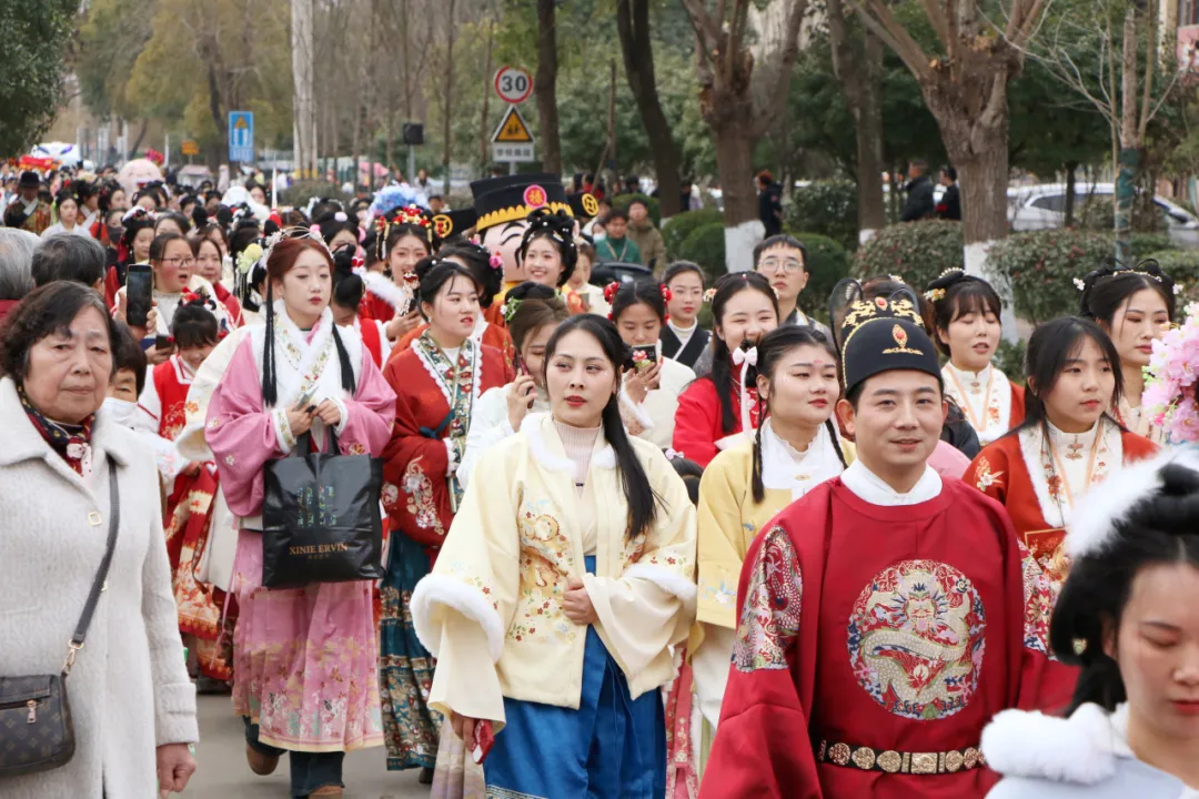 我們的節(jié)日·歡樂中國年丨西鄉(xiāng)：漢服巡游！太！驚！艷！