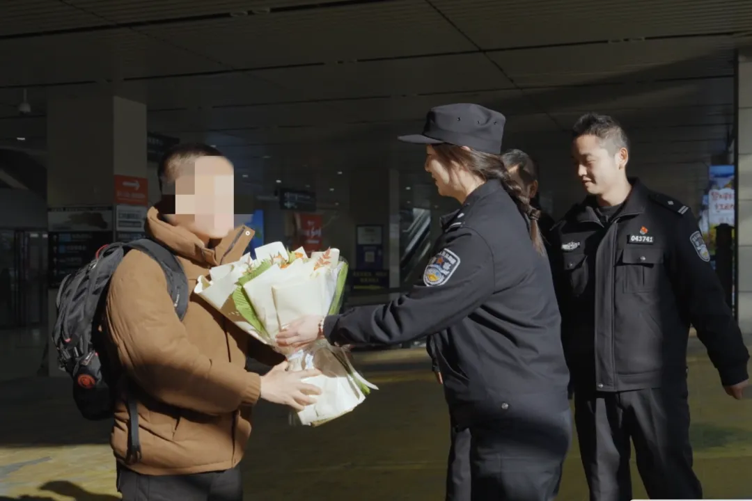 一個(gè)擁抱，父母等了26年！南鄭公安助力家庭團(tuán)圓之夢