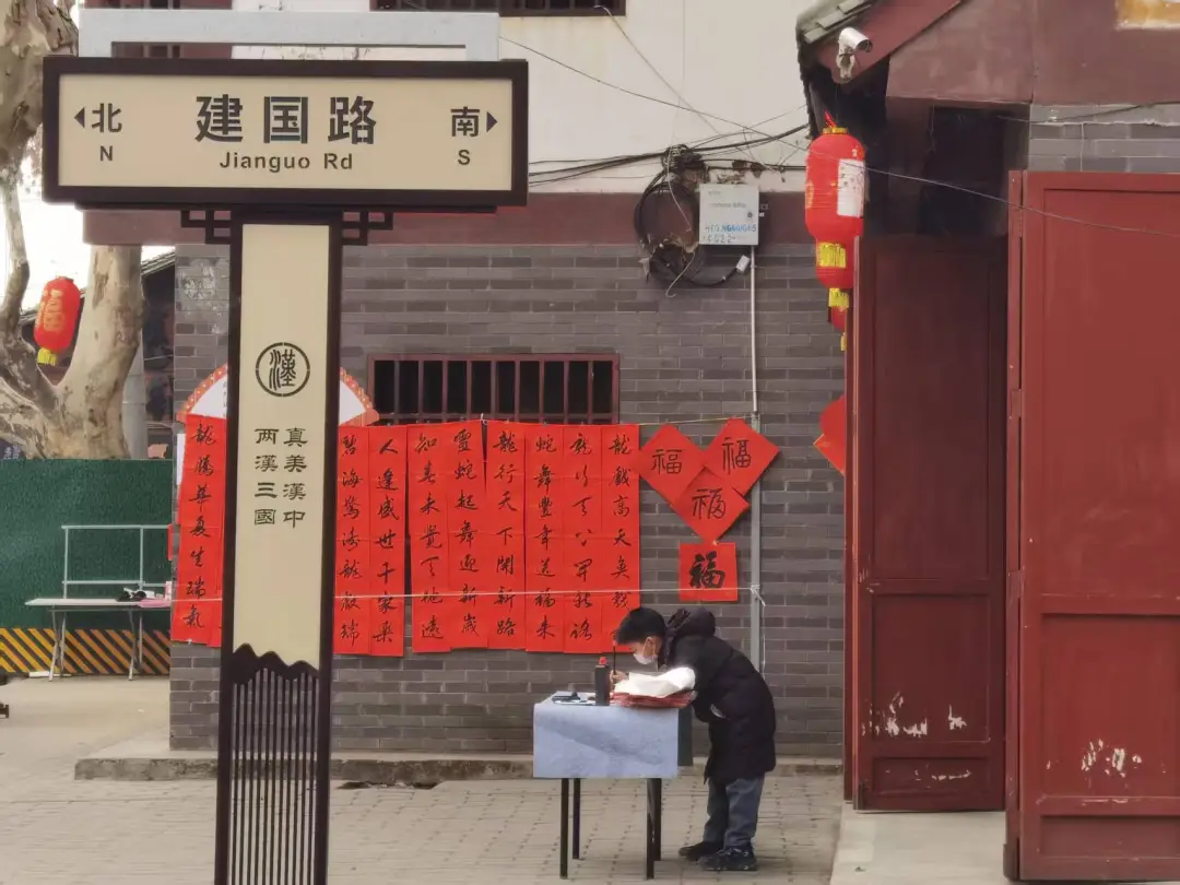 “上新活動(dòng)”進(jìn)行中！漢臺(tái)城市路名牌改頭換面