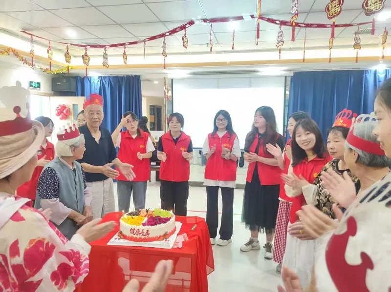 華中農(nóng)業(yè)大學(xué)學(xué)生實(shí)踐團(tuán)走進(jìn)褒國康樂園，讓青春持續(xù)溫暖“夕陽紅”