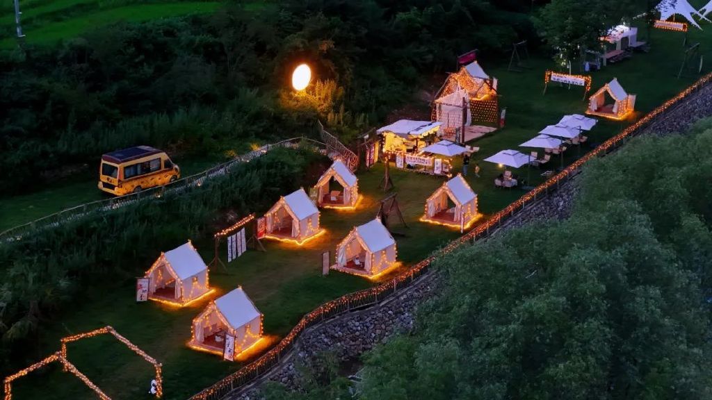 被佛坪王家灣圈粉了！鑼鼓迎賓、非遺打鐵花… 這儀式感直接拉滿！