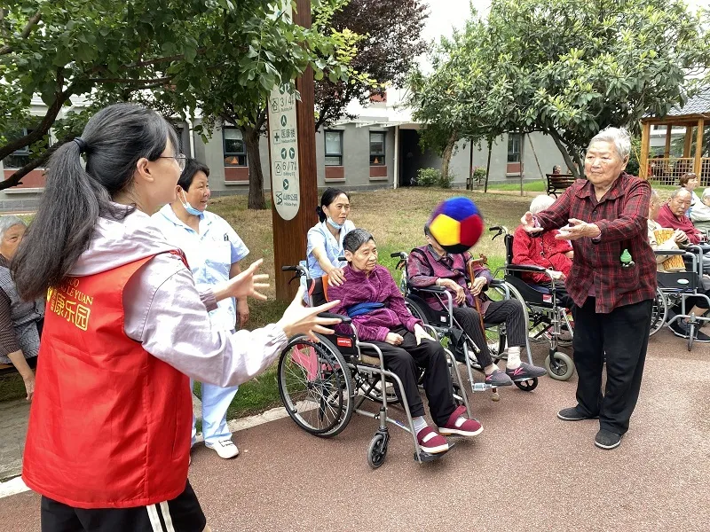 華中農(nóng)業(yè)大學(xué)學(xué)生實(shí)踐團(tuán)走進(jìn)褒國康樂園，讓青春持續(xù)溫暖“夕陽紅”