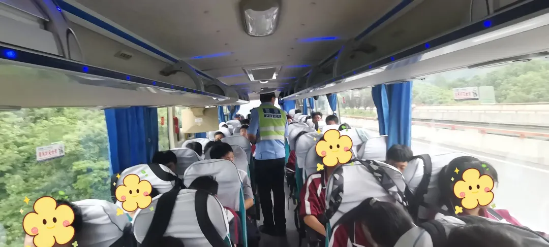 大巴故障46名學(xué)生被困高速，漢中交警迅速救援保平安