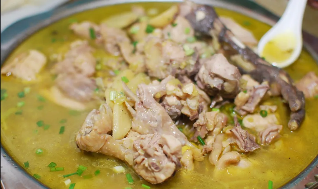 跟著非遺美食游南鄭：酸辣鮮香、肉嫩湯美的泡姜雞。