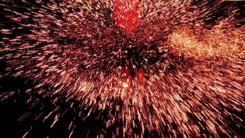 被佛坪王家灣圈粉了！鑼鼓迎賓、非遺打鐵花… 這儀式感直接拉滿！