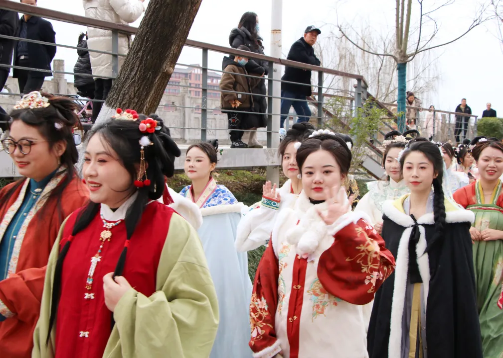 我們的節(jié)日·歡樂中國年丨西鄉(xiāng)：漢服巡游！太！驚！艷！