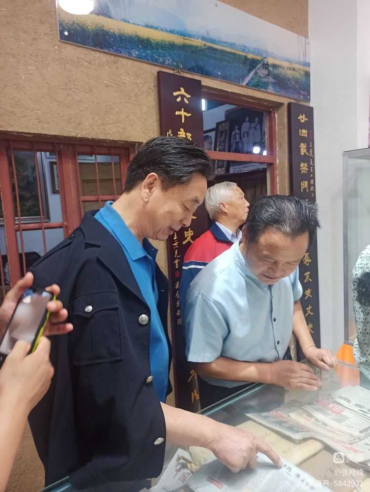 漢中老年大學(xué)詩(shī)詞學(xué)會(huì)參訪王蓬文學(xué)館紀(jì)實(shí)