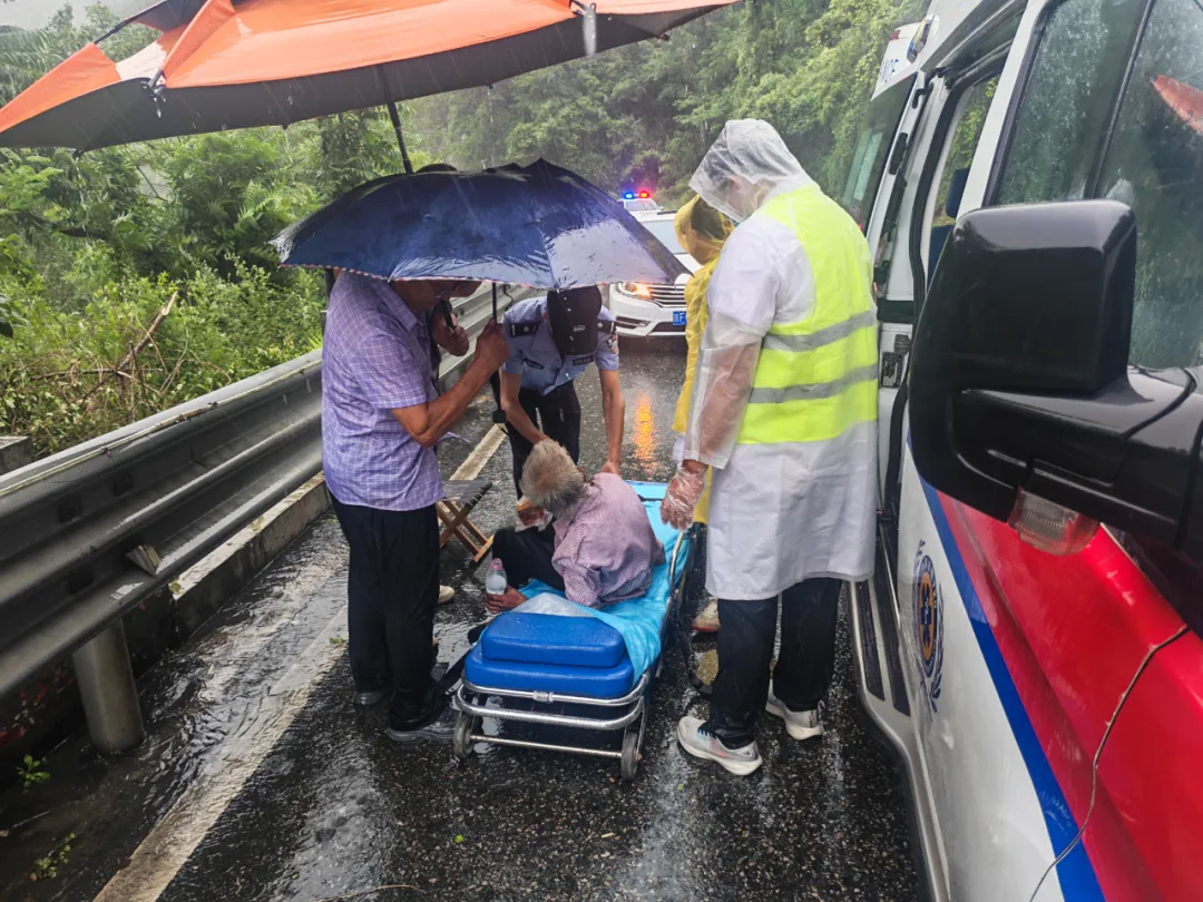 暖心救助！八旬老人雨中迷路，漢臺民警及時護送回家