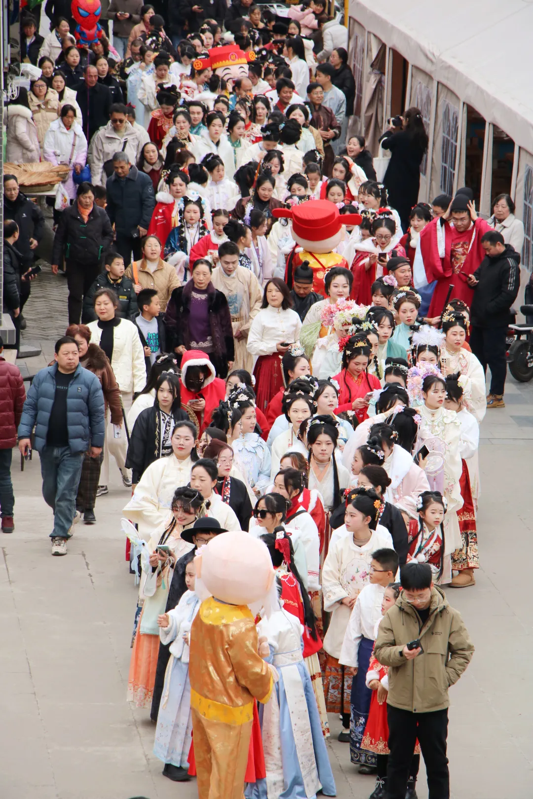 我們的節(jié)日·歡樂中國年丨西鄉(xiāng)：漢服巡游！太！驚！艷！
