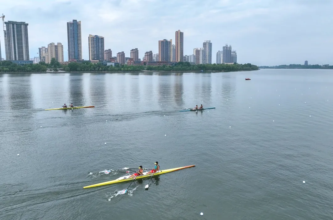 超燃開賽！300余名選手逐浪漢江！