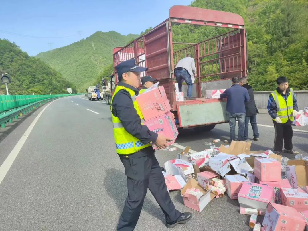 貨車側(cè)翻“爆”裝備，漢中的他們化身“搬運(yùn)小哥”！?